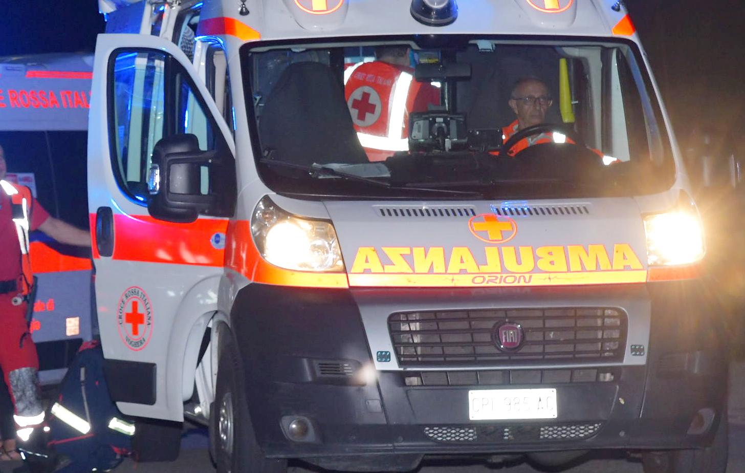 Vigevano, un tuffo nel Naviglio per festeggiare il nuovo anno: soccorsi due ventenni