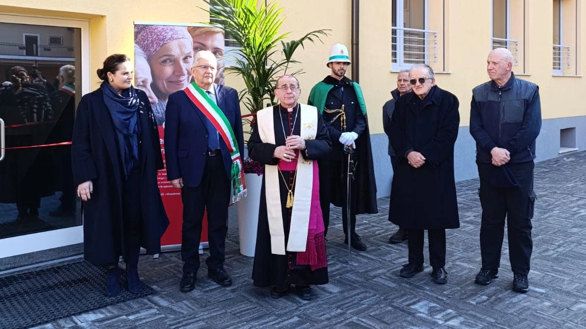 L’arcivescovo Mario Delpini e il sindaco Veneroni all’inaugurazione di Casa Ail