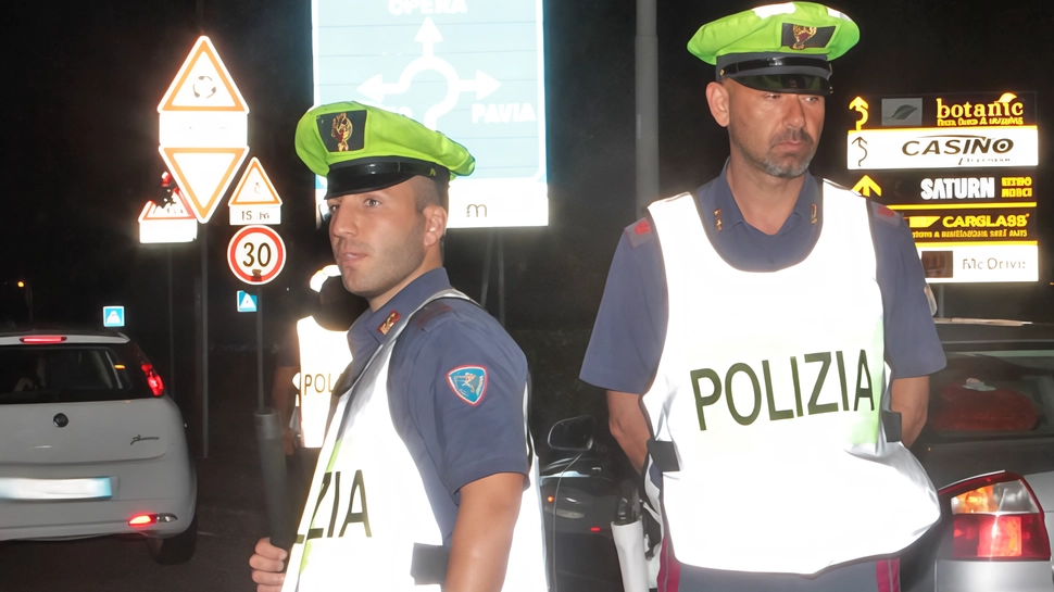 Un conducente di carro attrezzi salva tre ciclisti che pedalavano in autostrada di notte, scambiandola per una pista ciclabile. Fermati e multati dalla polizia, si salvano grazie all'intervento del soccorritore. Incoscienti che viaggiano in modo rischioso sulle autostrade milanesi sono sempre più frequenti.