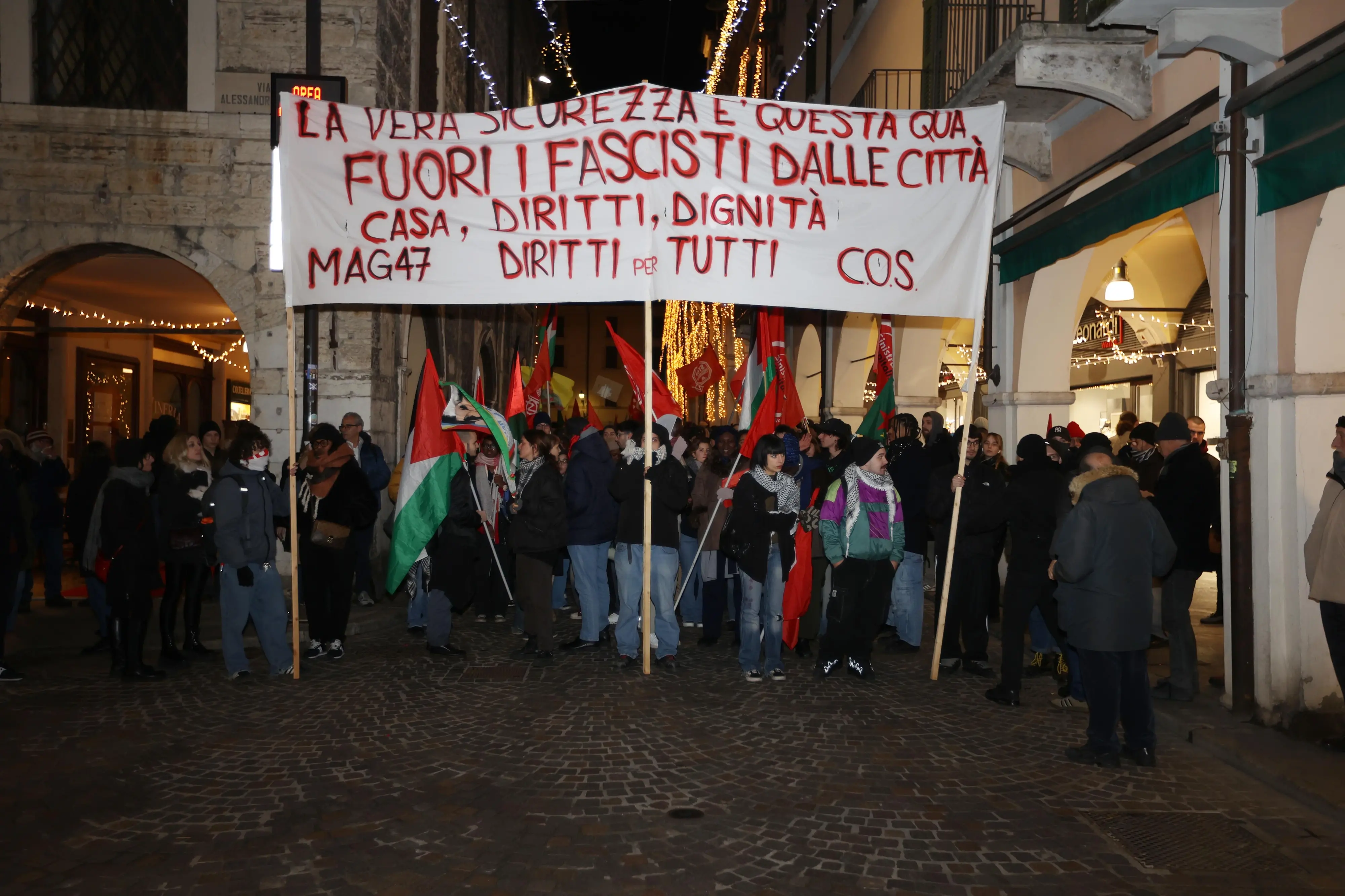 Il “Pirro tricolore” dell’estrema destra spacca la città. Scontro politico durissimo a Brescia