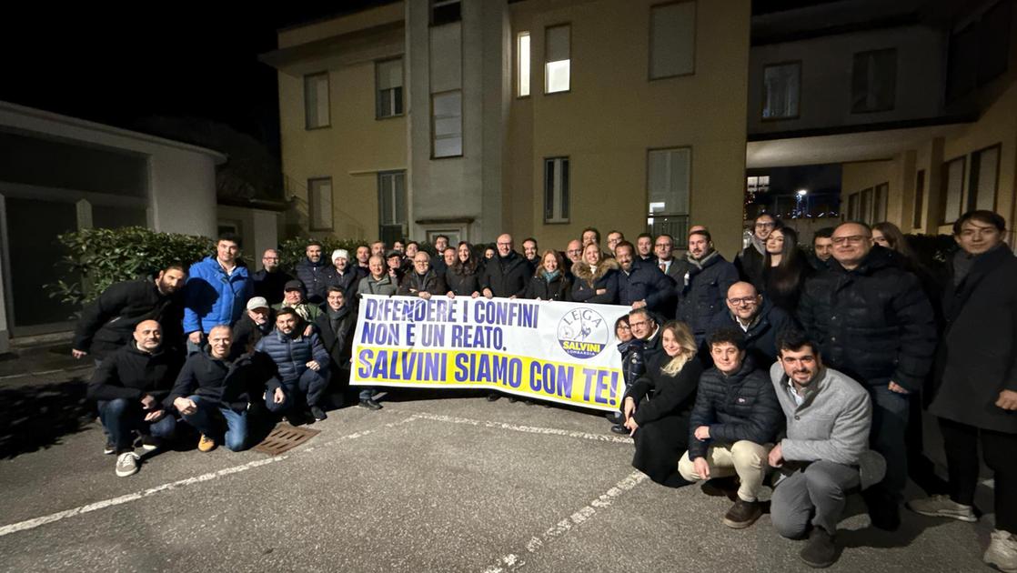 Salvini assolto, festa Lega in via Bellerio: “Difendere i confini non è reato”