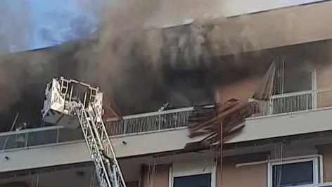 Incendio in un appartamento all'ultimo piano di un condominio a Legnano (frame video Facebook Angelo Bonzini)