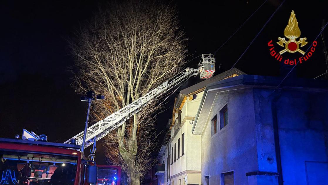 Seveso, paura nella notte: va a fuoco il tetto di un palazzo in via Confalonieri