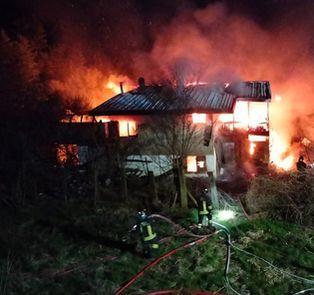 Villetta abbandonata distrutta da incendio. Ipotesi rogo doloso