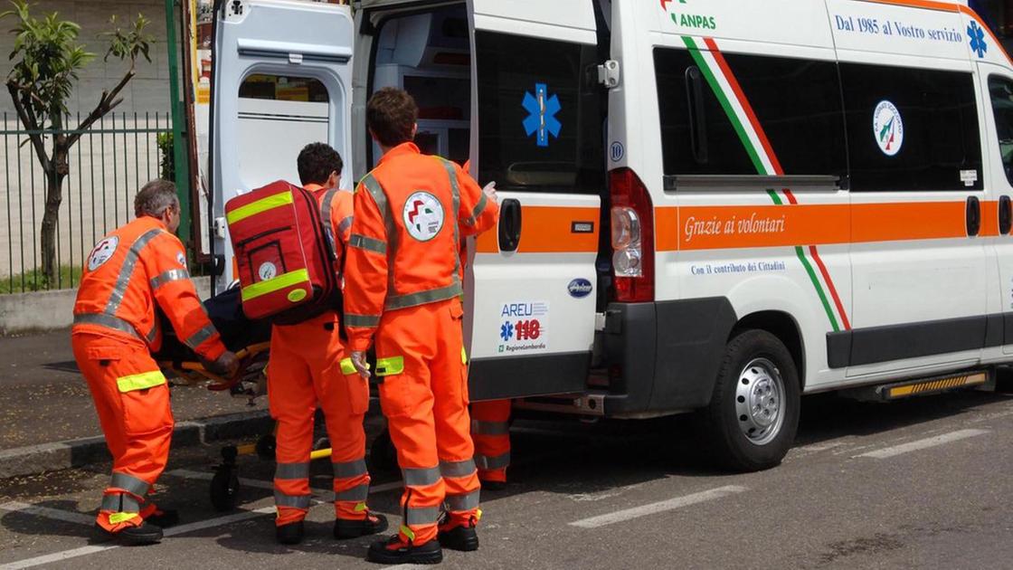 Tre studentesse a piedi investite da auto mentre vanno a scuola