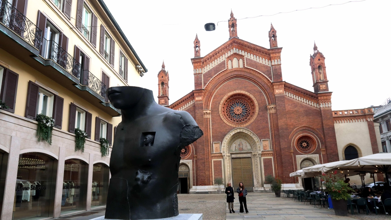 Su un lato dello spiazzo una chiesa del ‘400, con la facciata in stile gotico lombardo. A pochi metri,...