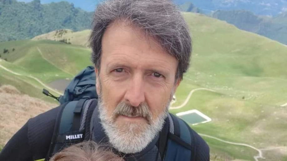Il bresciano Alberto Berardi, 64 anni, ha perso la vita in Val Rendena Il corpo è stato ritrovato in un canale dopo un volo di cinquanta metri