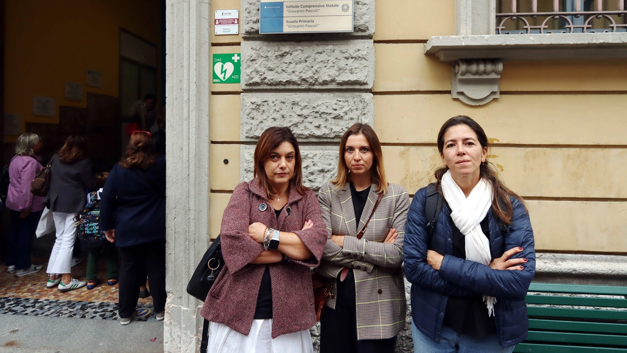 Milano, alcune mamme all’uscita da scuola alle 14.30