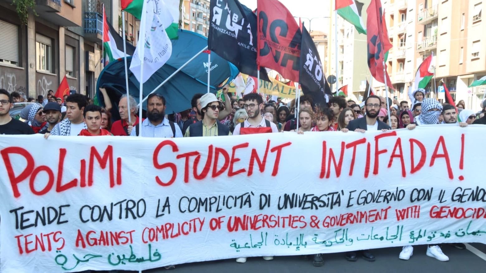 Lo striscione degli studenti della Statale in testa al corteo pro Palestina