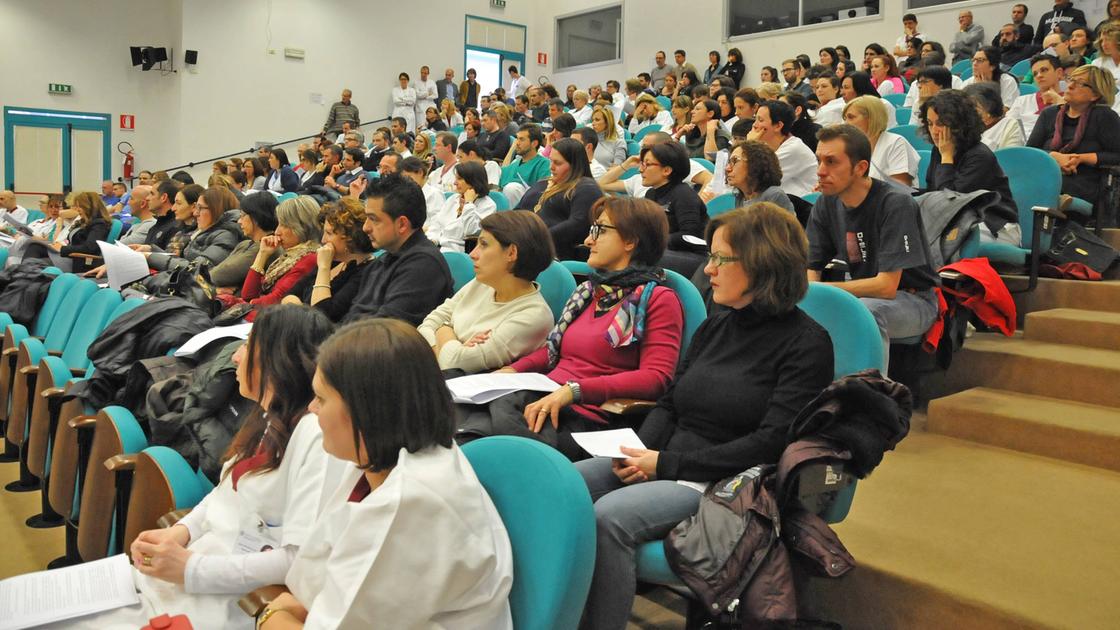 Pavia, aumenti negati ai camici bianchi: protesta dei medici alla Maugeri