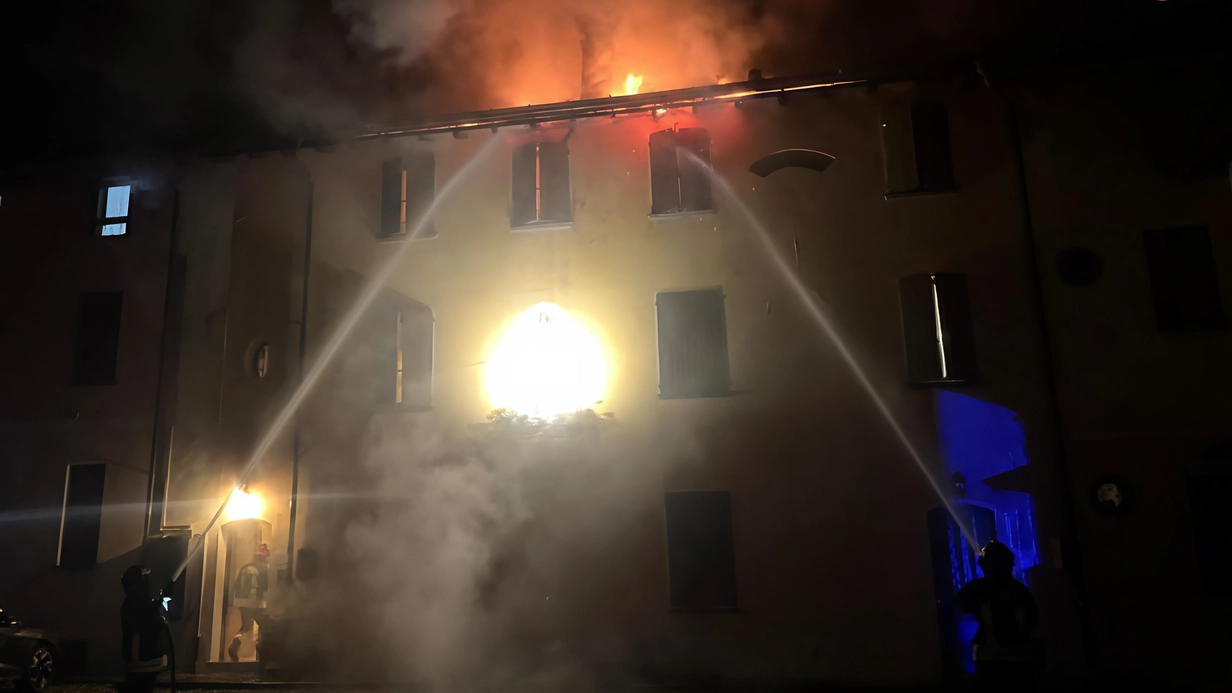 L’incendio del tetto in legno si estende all’intera abitazione e una famiglia resta senza casa. Drammatica esperienza per una...