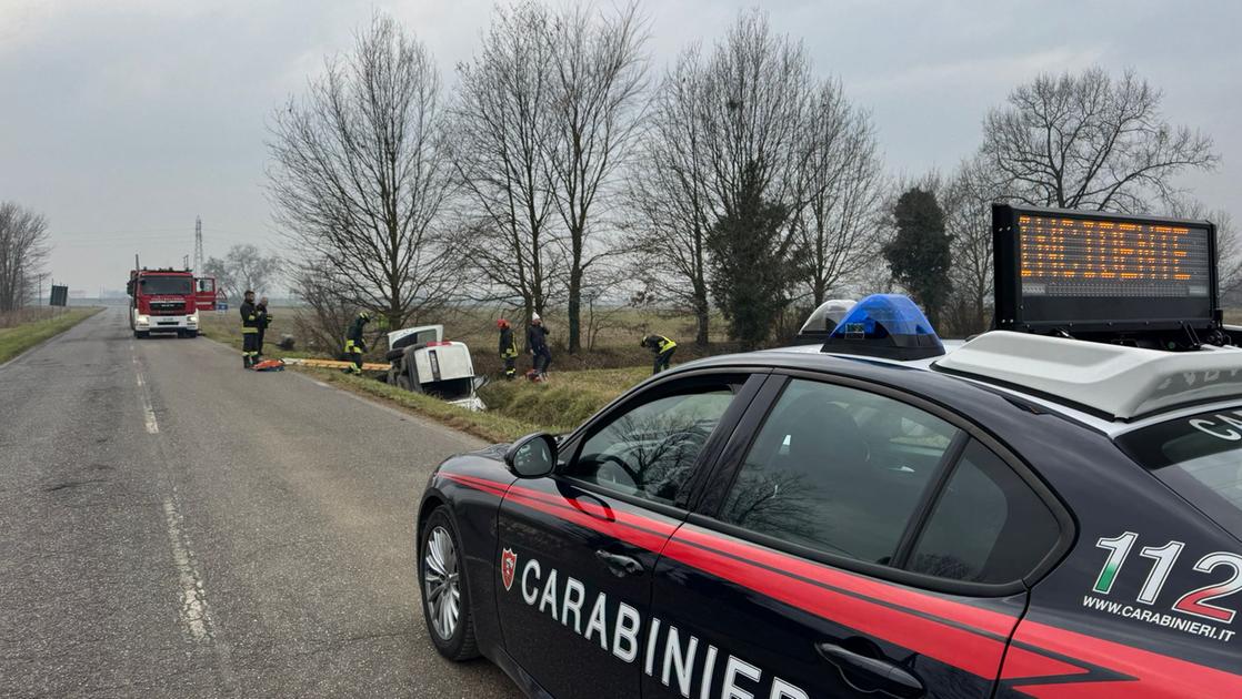 Con il suo Doblò finisce in un fossato: liberato dai pompieri e portato in ospedale