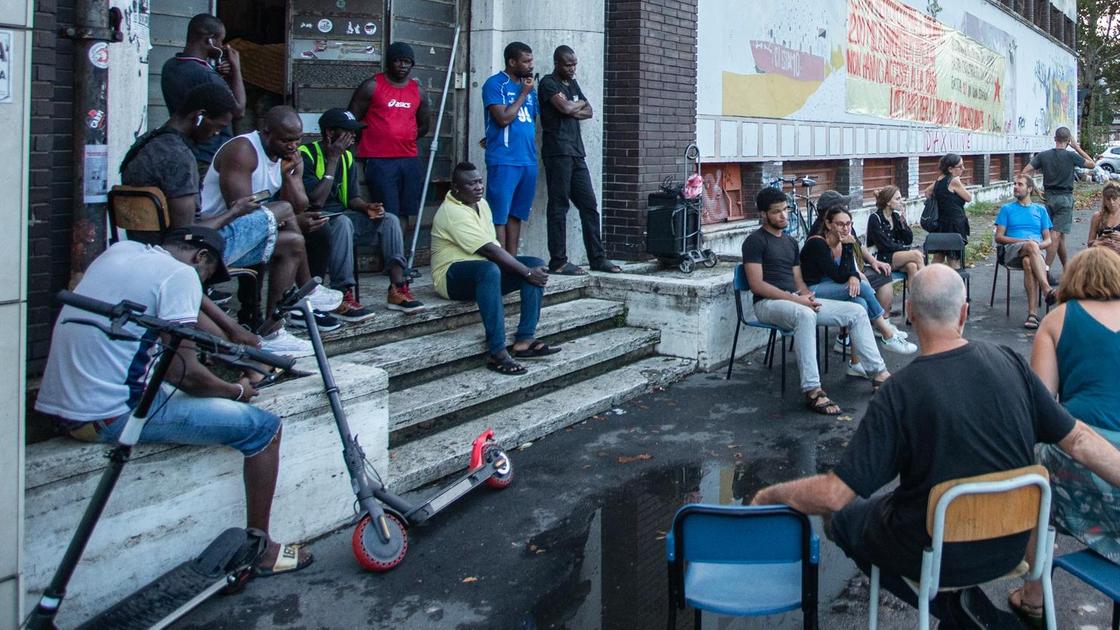 Piscina Scarioni occupata da 2 mesi. Un piano per aiutare i “senza casa“