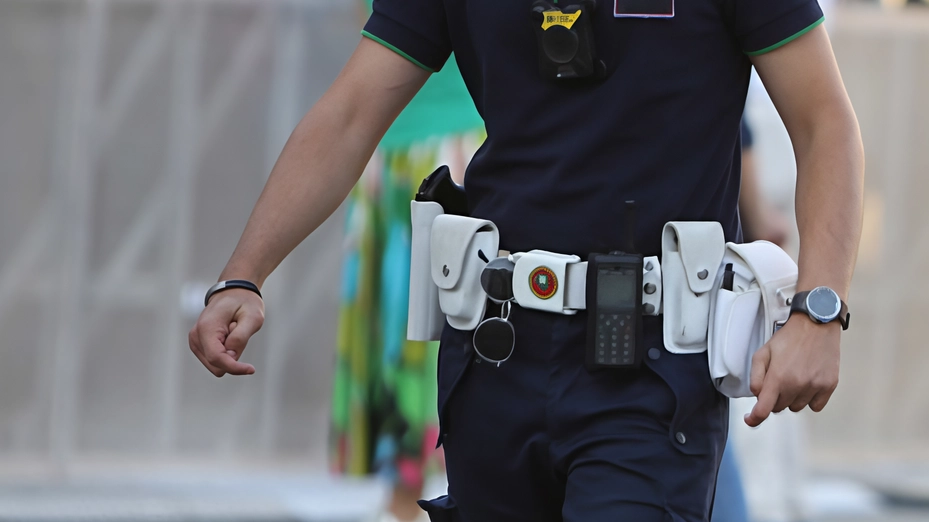 Agenti della polizia locale di Monza al lavoro: sono stati loro a impedire che l’occupazione andasse in porto