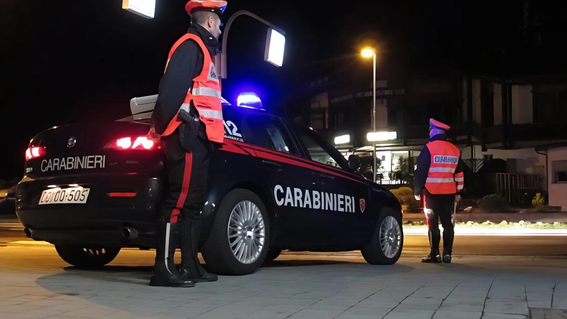 Un posto di blocco dei carabinieri, ma un uomo non si ferma all'alt e scappa