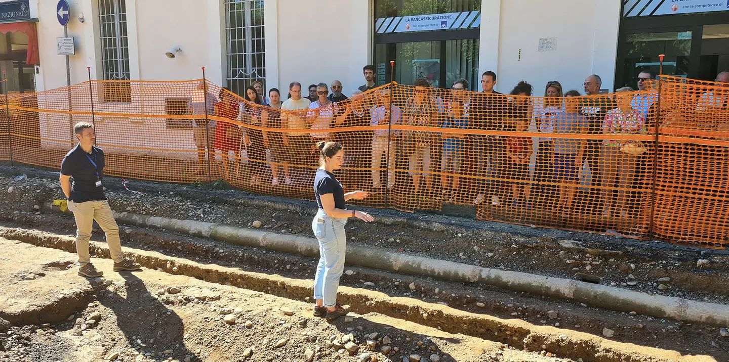 Rho, tutti pazzi per la strada romana: la scoperta in piazza Visconti