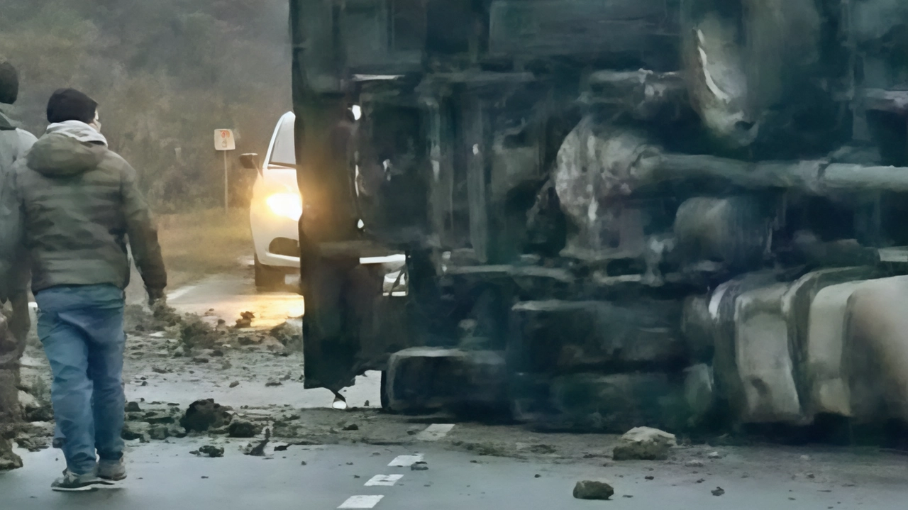 Traffico paralizzato e lunghe code lungo la statale 671 della Valle Seriana a causa del ribaltamento di un camion ieri...