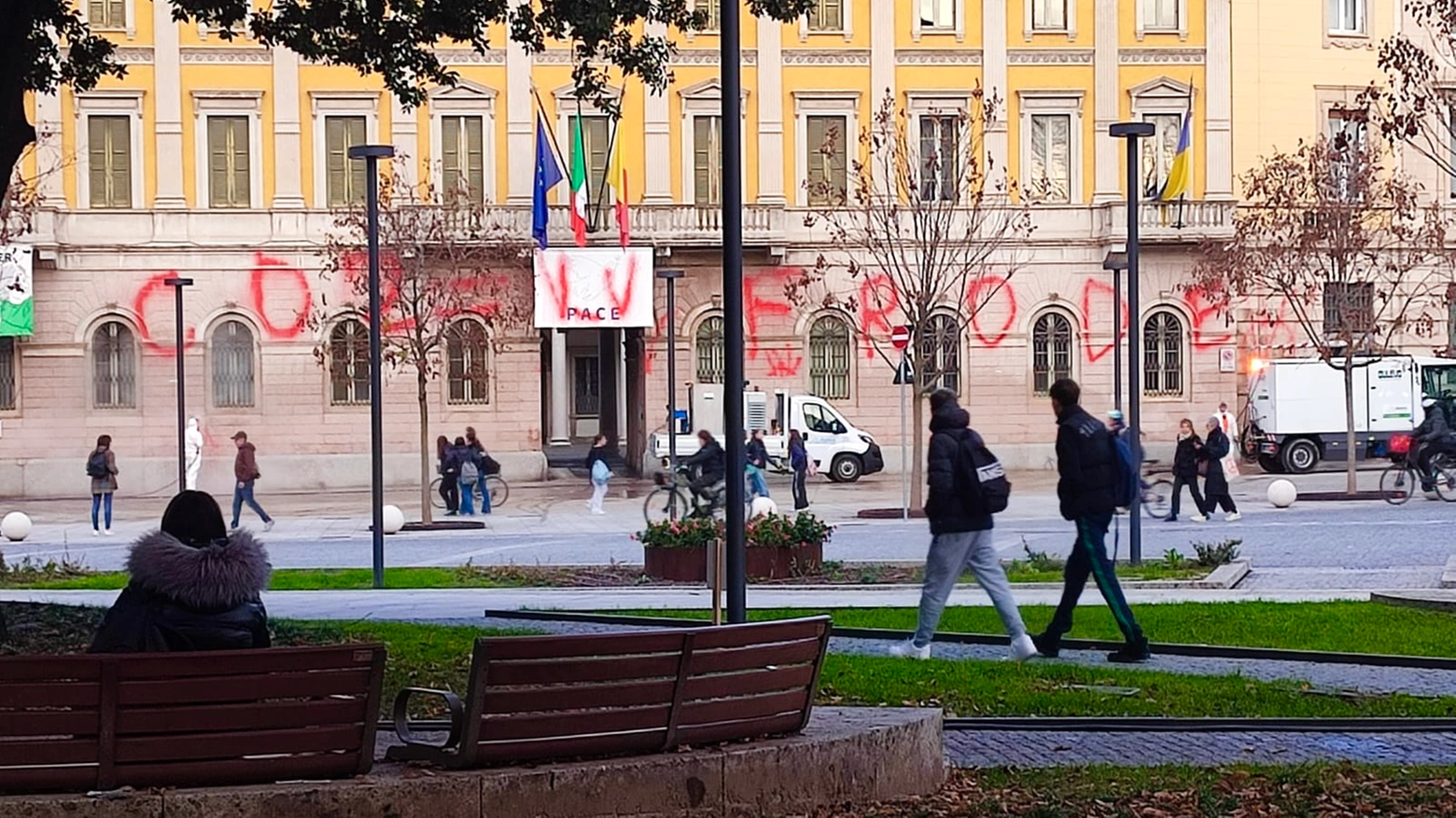 Imbrattato Palazzo Frizzoni a Bergamo, al via le operazioni di pulizia