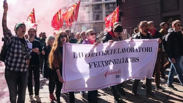 Il presidio dei lavoratori delle librerie Feltrinelli e Finlibri davanti alla sede della Fondazione in viale Pasubio