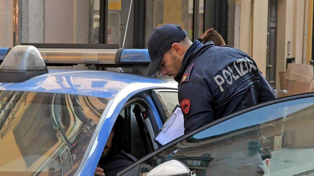 Alla vista degli agenti buttano la droga. Arrestati e allontanati