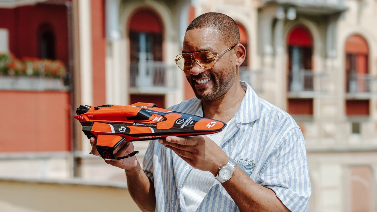 Will Smith ha regalato un cappellino e il modellino autografato dell’offshore che porta il suo nome e ha vinto la regata