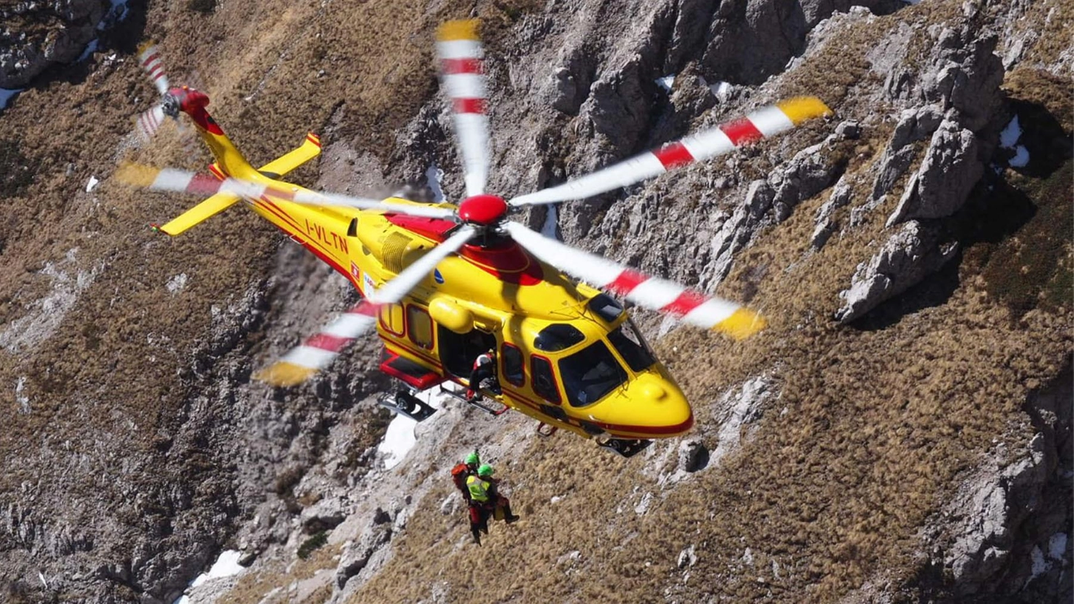 Il Soccorso alpino della VII Delegazione Valtellina - Valchiavenna ha salvato due alpinisti in difficoltà sul Disgrazia e al passo del Barbacan, con interventi in elicottero a oltre 3000 metri di quota.