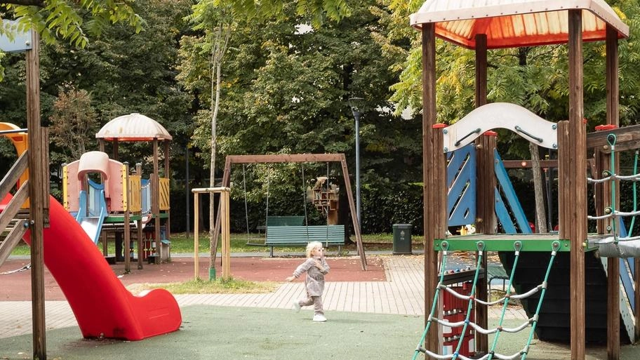 Il giardino Bruno Munari, tra le stazioni di Zara e Maciachini, è rinato grazie a una riqualifica con opere d'arte e sculture colorate che riducono l'inquinamento. Ora frequentato da famiglie e giovani, ma restano problemi di sicurezza e pulizia.