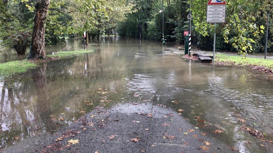 Emergenza maltempo in città. Il Lambro allaga due strade: "Serve la vasca di laminazione"