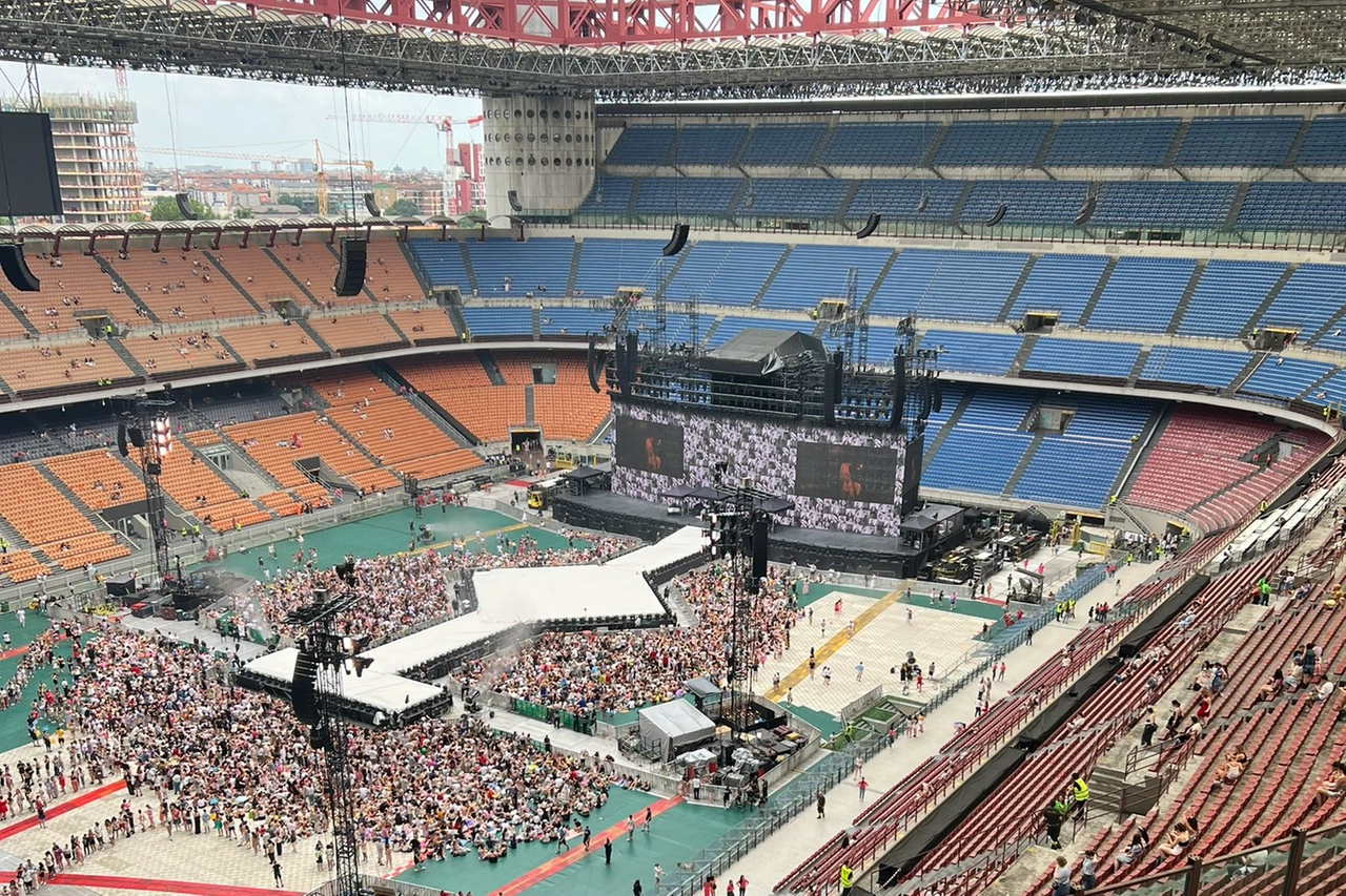 Il parterre di San Siro si sta riempiendo (foto dall'account X @rwylmartin)