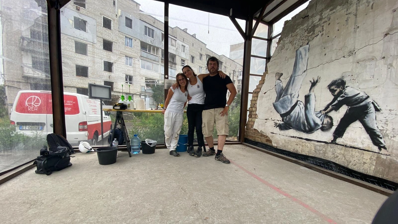 Il pavese Alessandro Cini ha fondato Restauro e Arte (Rea) A 60 chilometri da Kiev porta avanti il suo progetto con Paola Caccia e Maria Colonna Cini ha anche scritto un libro intitolato “Fixing Banksy“ volutamente in inglese “per raccontare soprattutto agli stranieri una bella storia”