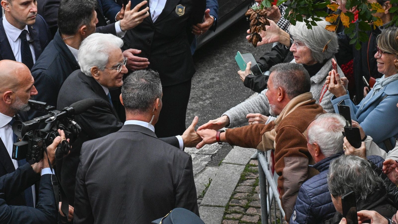 Il presidente Mattarella e l'affetto dei milanesi (Ansa/Andrea Fasani)