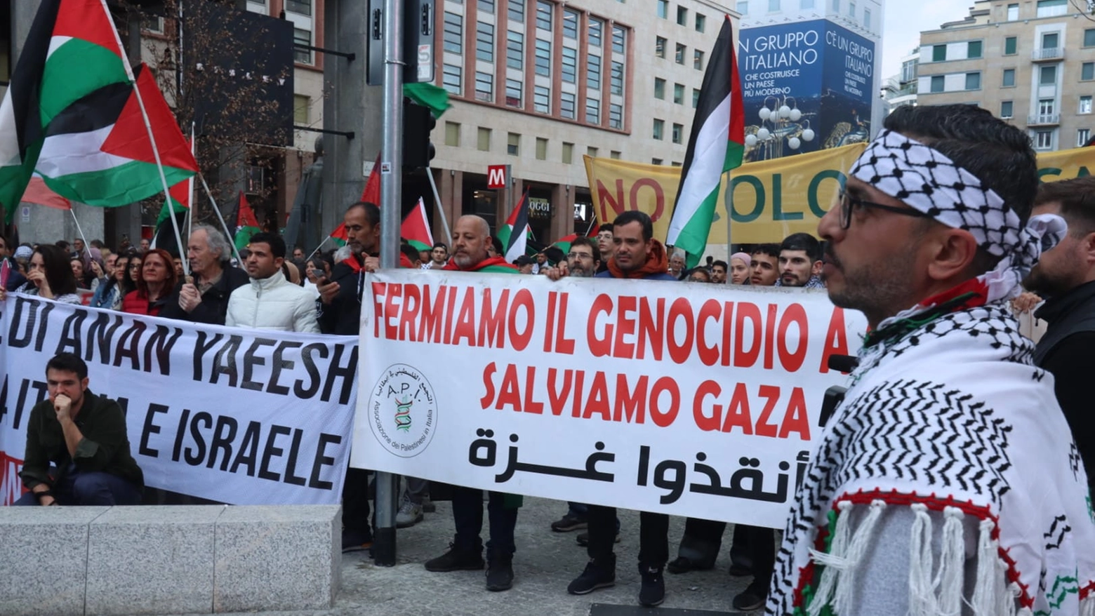 Il presidio pro Palestina in piazza San Babila a Milano (Foto Salmoirago)