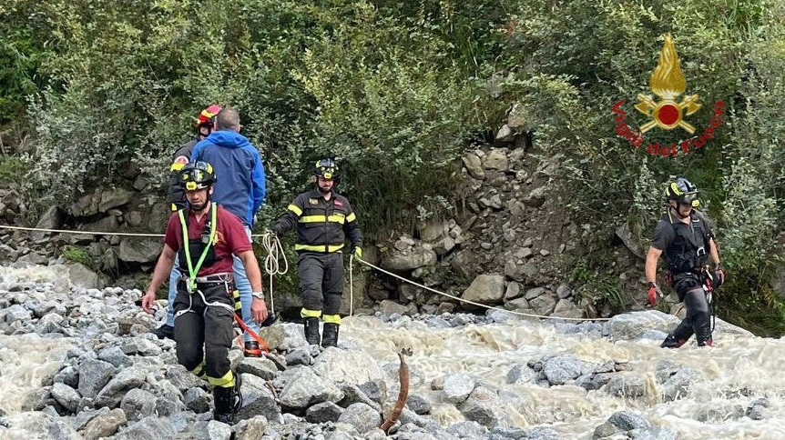 I vigili del fuoco all’opera nella zona della frana