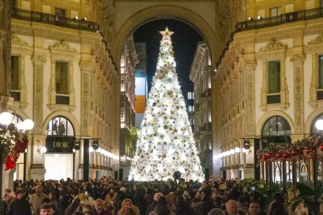 La Galleria, star dei monumenti milanesi: centomila visitatori al giorno e 80 milioni di euro l’anno al Comune dagli affitti