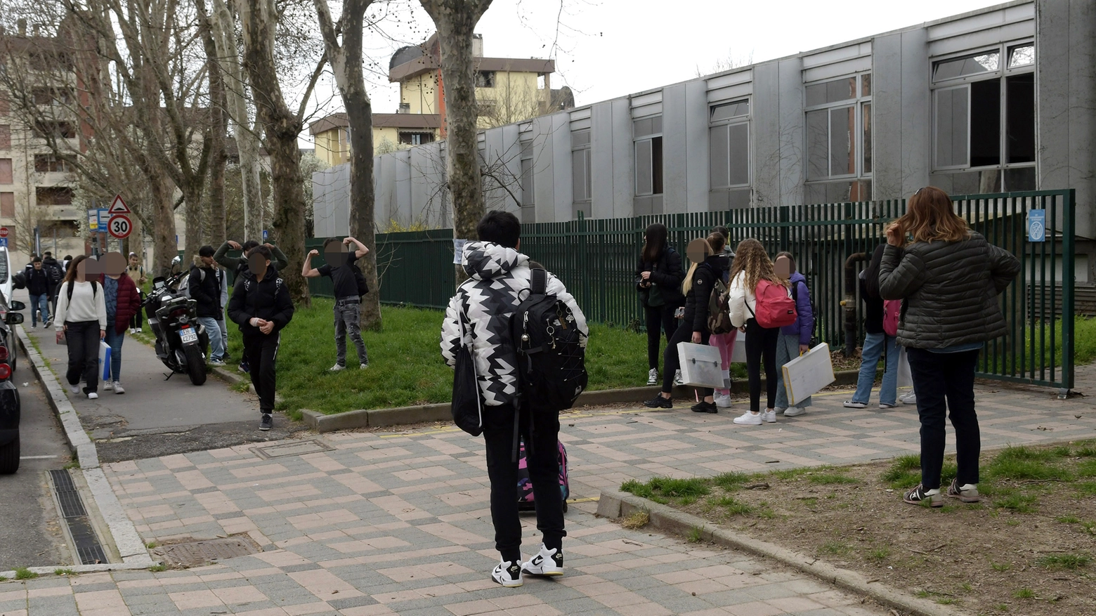 Ragazzi fuori dall'istituto comprensivo Iqbal Masih a Pioltello (Milano)
