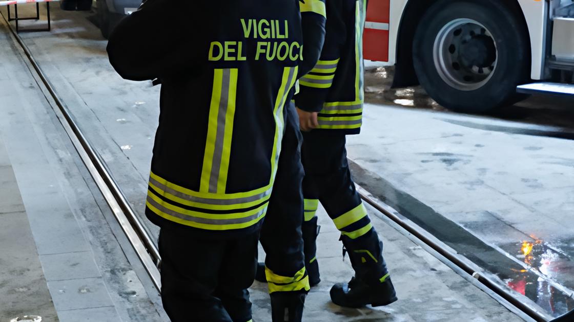 Raffica di roghi nella notte. Cantine, auto, sterpaglie. Danni da botti e petardi