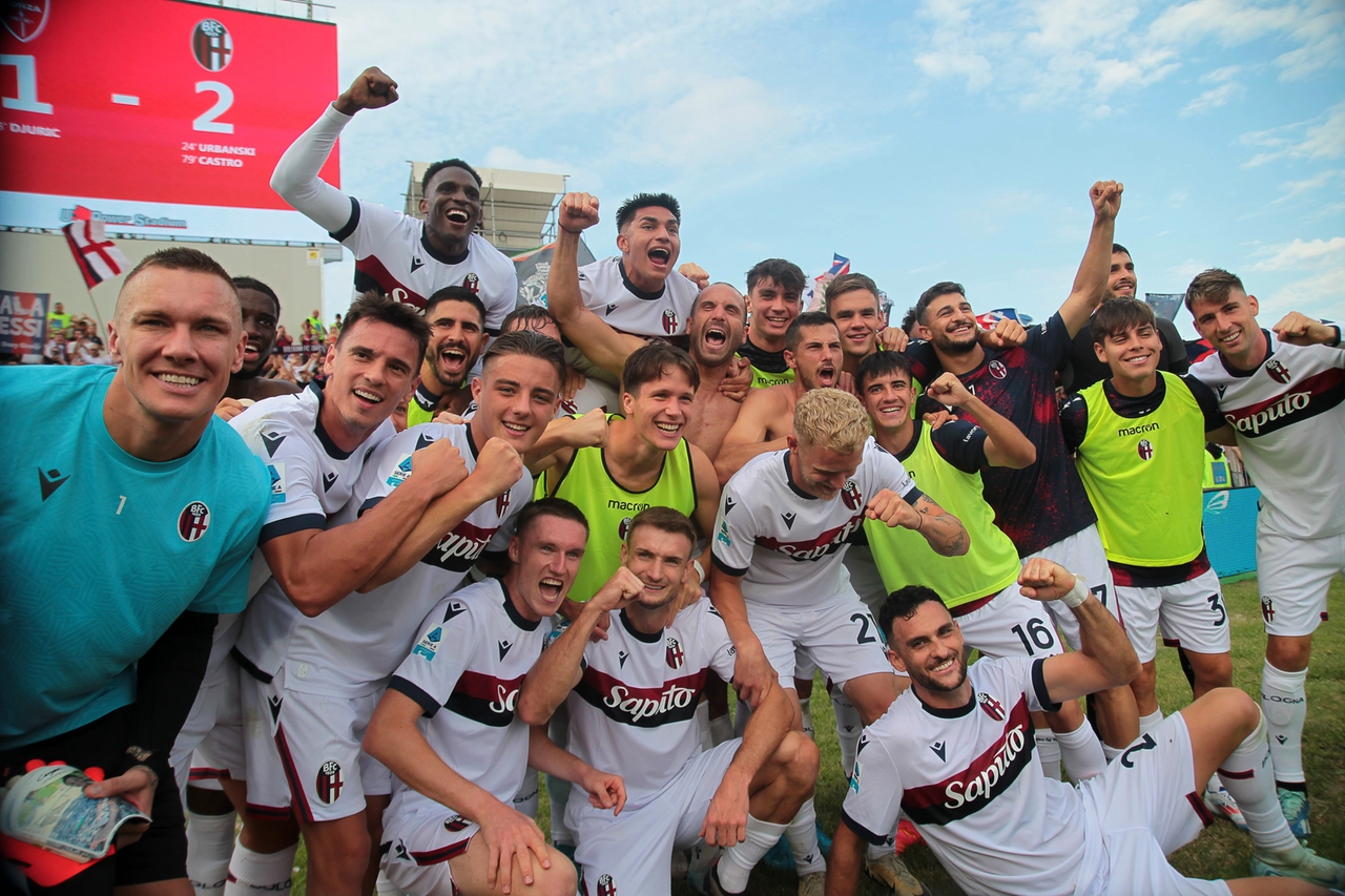 I tifosi del Bologna festeggiano a fine partita assieme alla squadra