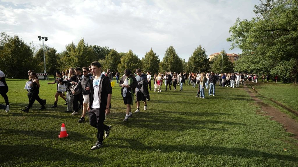 All’ippodromo La Maura hanno cominciato ad affluire tantissimi giovani. Attese oltre 80mila persone