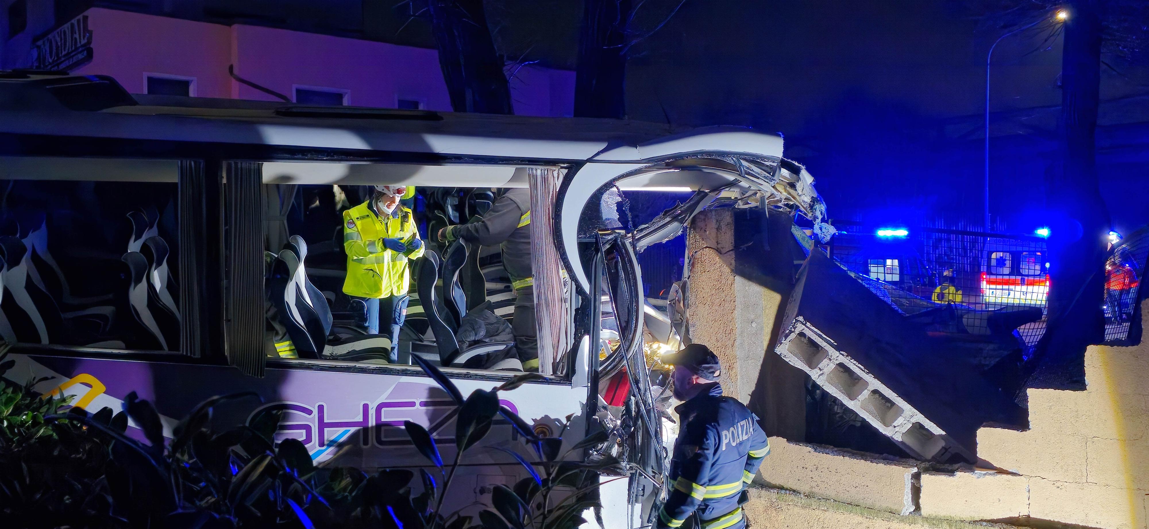 Brescia: bus con comitiva di anziani a bordo esce di strada. Muore un 75enne