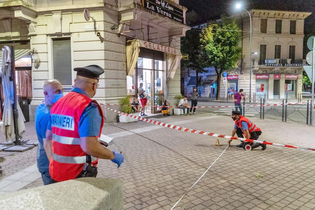 I rilievi in piazza Meardi a Voghera, dopo l'omicidio