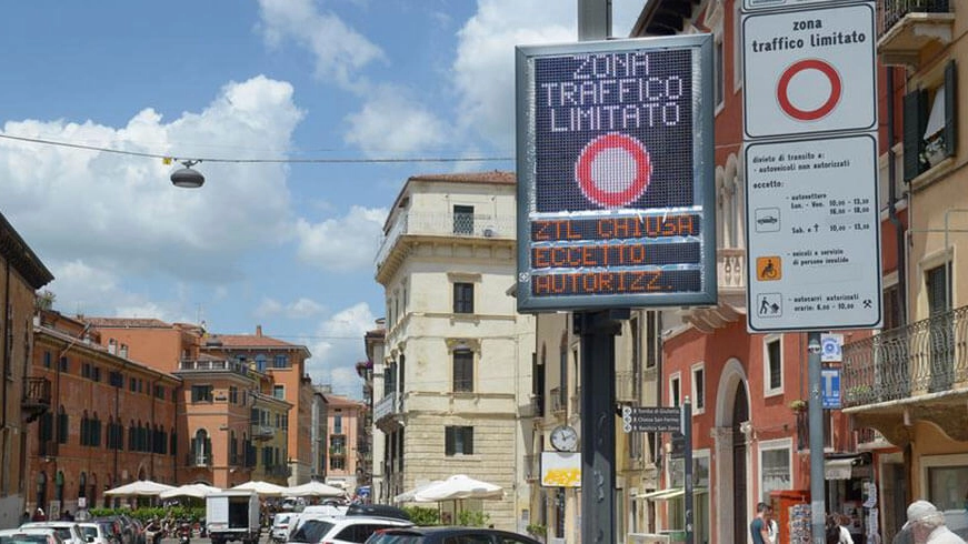 In via Roma è stata installata l’insegna luminosa per indicare l’inizio della zona a traffico limitato