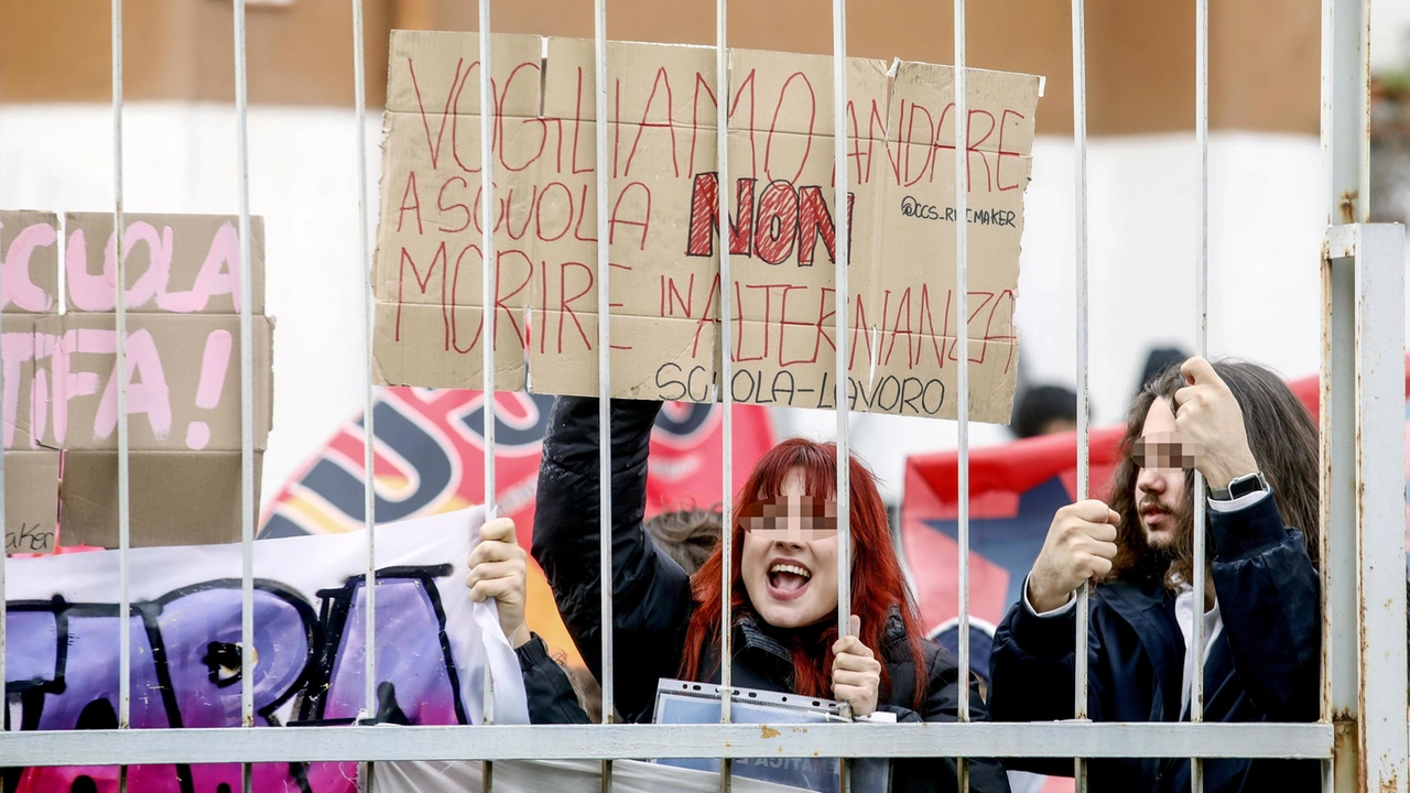 La protesta contro il ministro Valditara