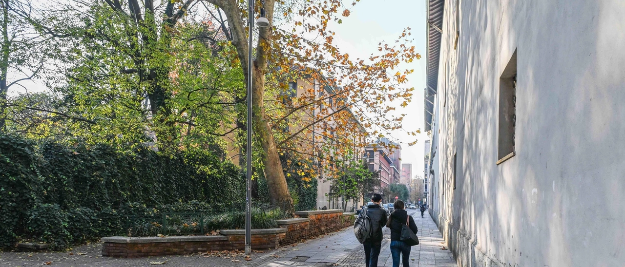 Un viaggio nella storia di Milano lungo la strada dei Cavalieri del Santo Sepolcro, tra antichi chiostri e nuove residenze. Un'oasi di tranquillità nel cuore della città.