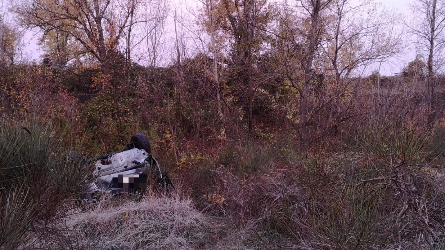 Auto in un dirupo (foto di archivio)