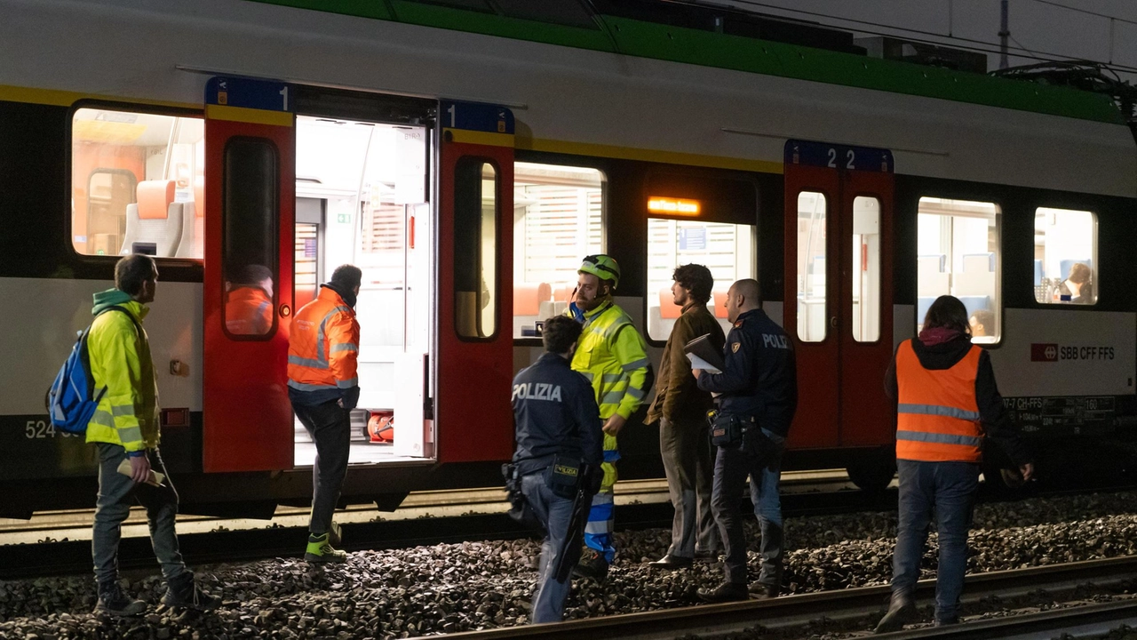 I rilievi sul luogo della tragedia. Fatale la decisione di scendere sui binari invece di usare la nuova passerella a ponte che collega la stazione alle banchine