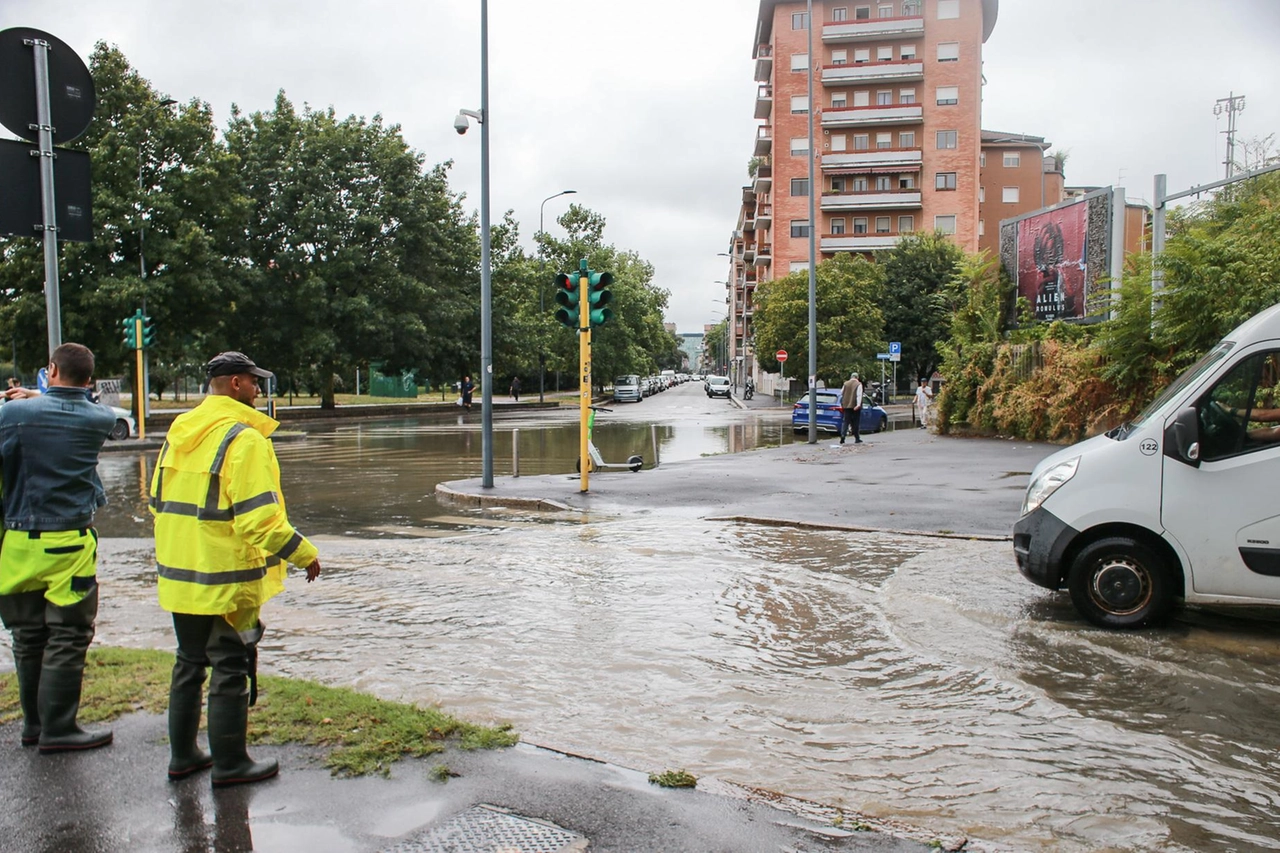 Tra le 6 e le 14 si sono riversati 120 mm di pioggia solo a Milano, con il picco di 35 mm/h alle 11