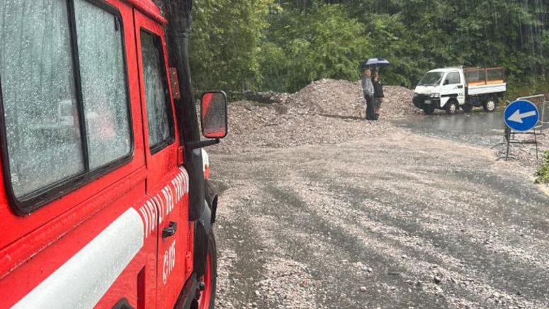 Maltempo a Parlasco (Lecco): sassi e fango sulla Scenic Route della Valsassina
