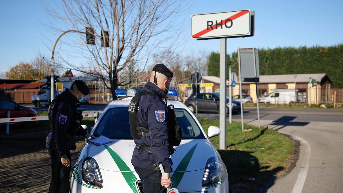 Urta un’auto con tre bambini a bordo, non si ferma e va a mangiare al fast food: denunciato