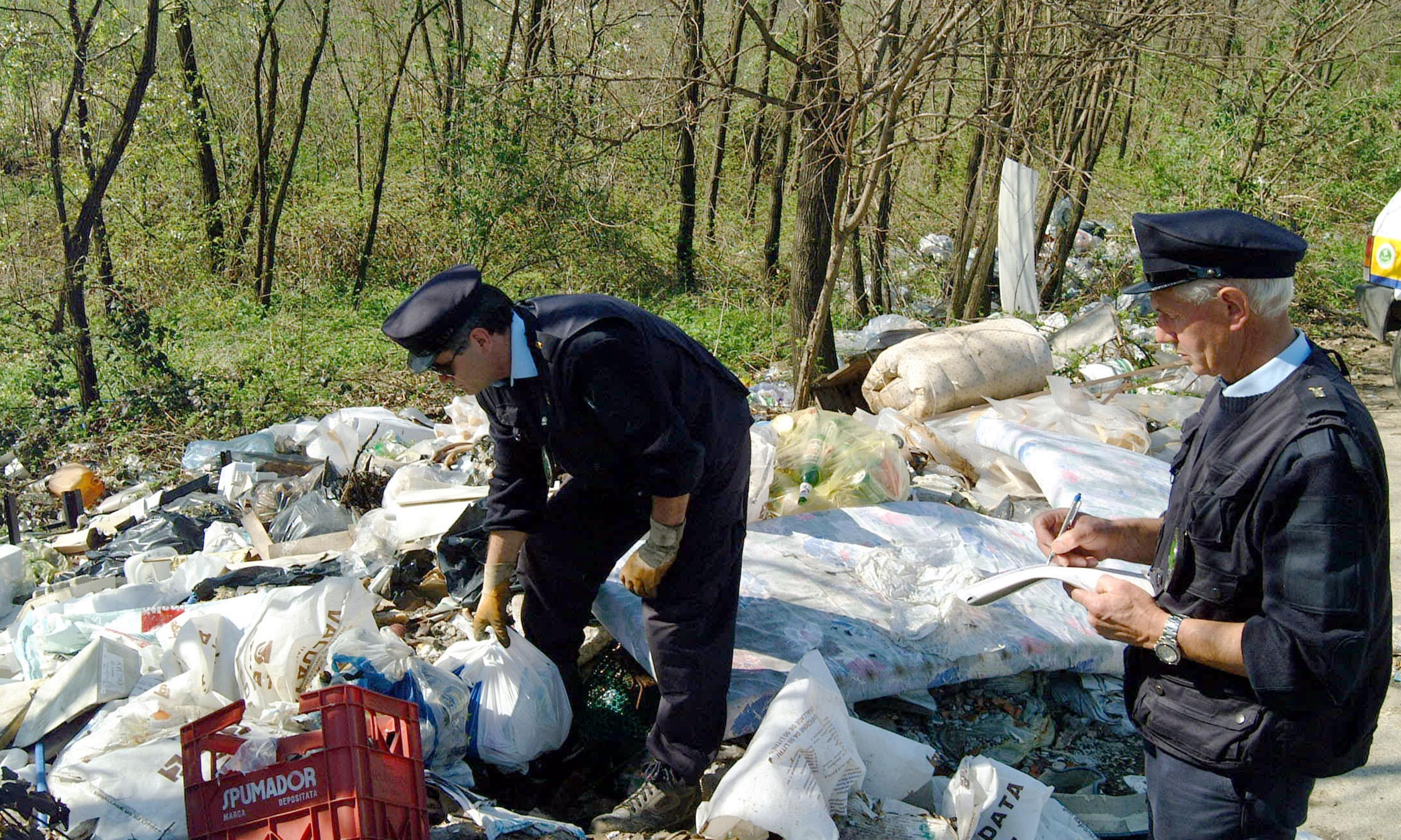 Guerra all’abbandono rifiuti, pugno duro contro gli ecofurbi: “Ma serve il contributo di tutti”