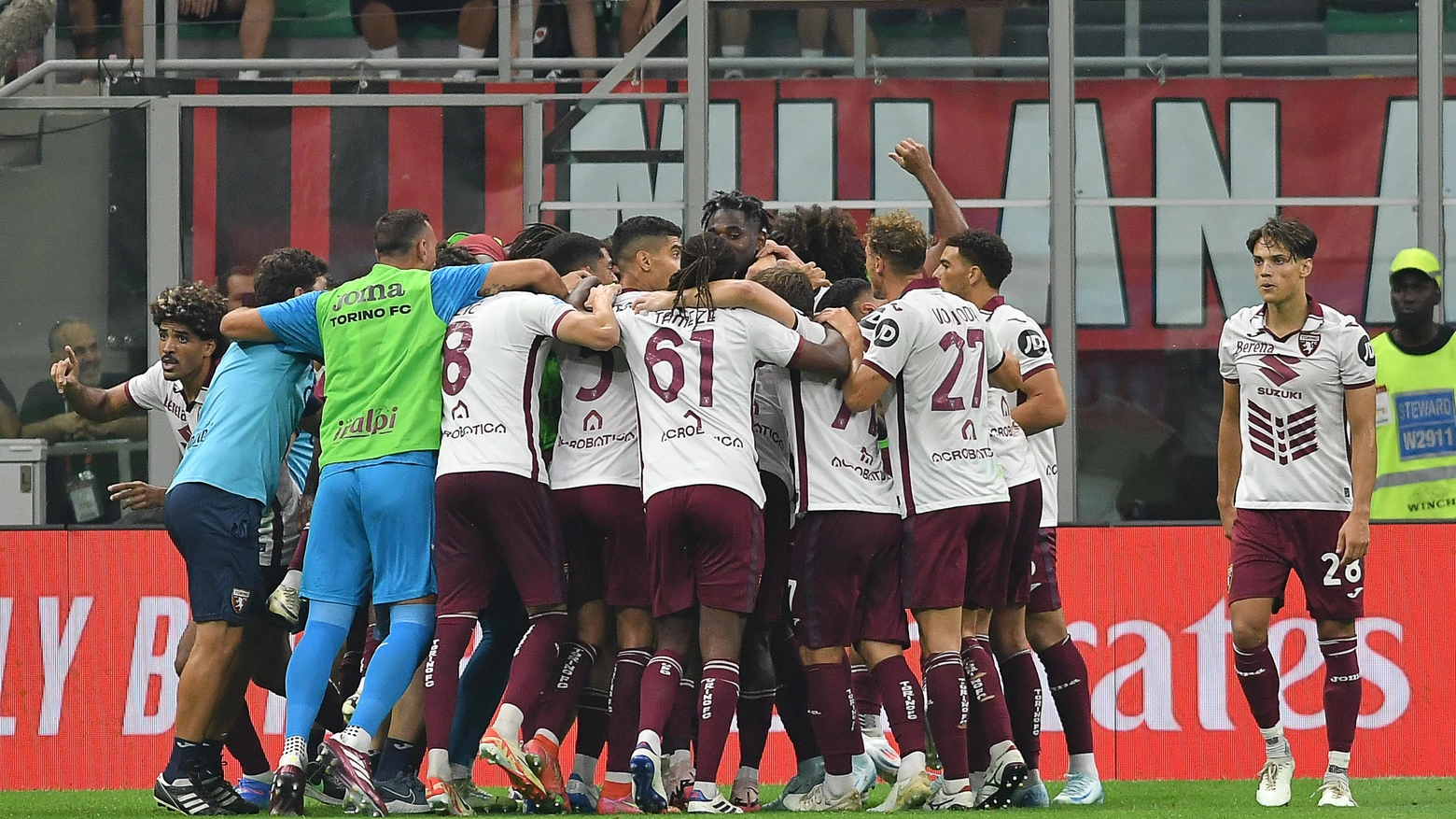 L'esultanza della squadra granata dopo il secondo gol segnato contro il Milan